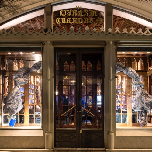 Sem pedras não há arco: montras dos 120 anos da Livraria Lello